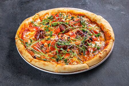 Пицца с лососем и вялеными томатами