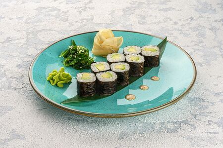 Ролл с авокадо