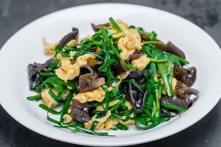 Джусай с яйцом и древесными грибами