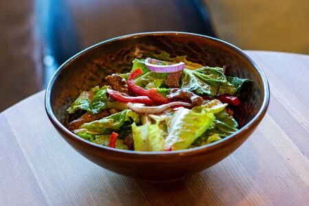 Теплый салат с говядиной