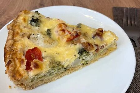 Киш с брокколи, черри и курицей