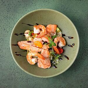 Салат тёплый с форелью