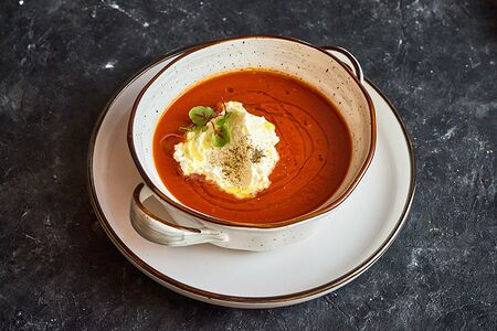 Томатный суп с гренками и адыгейским сыром