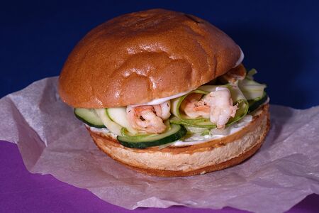 Легкий бургер с креветками и пикантными овощами