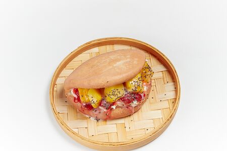 Бань Бао с манго и клубничным конфитюром