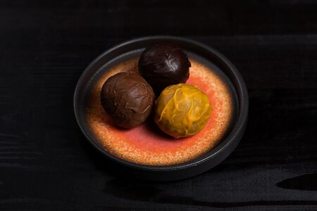 Трюфель с вишней амаретто, карамелью