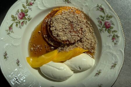 Панкейки из батата с манго, нежным сливочно-ванильным кремом и орехом пекан