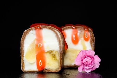 Сладкий ролл в шоколадном блине с бананом