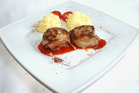 Медальоны из свинины с соусом Свит Чили и картофельным пюре