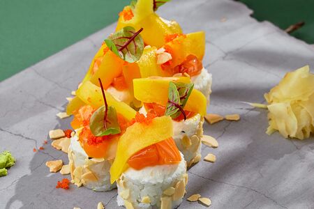 Тёплый ролл с опалённым лососем и манго