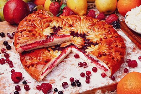 Пирог Брусника-творог