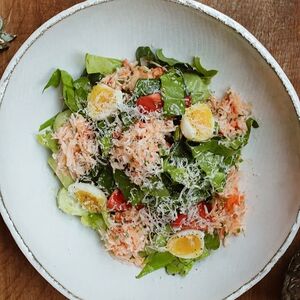 Салат с крабом, латуком и томатами