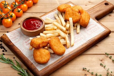 Наггетсы, фри и кетчуп