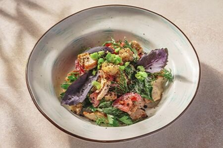 Салат с томатами и индейкой