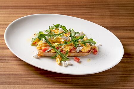 Скрембл на хлебе с помидорами и сыром фета