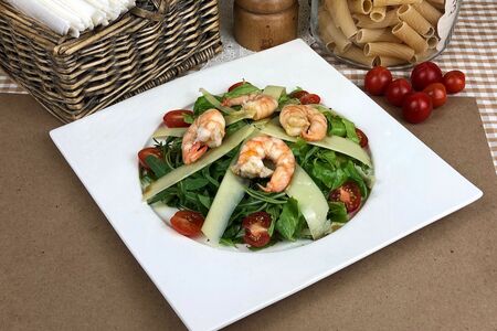 Салат с рукколой и тигровыми креветками