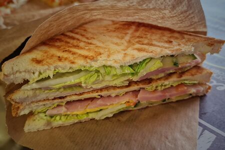 Сэндвич с ветчиной и сыром