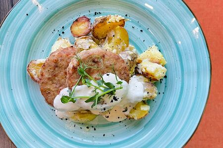 Куриные котлеты с мятым картофелем