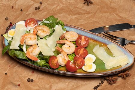 Салат Цезарь с креветками