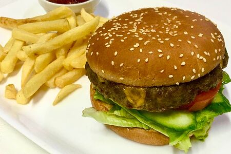 Бургер с курицей, картофелем фри и кетчупом