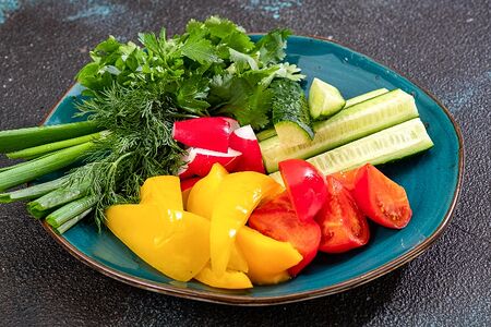 Ассорти из свежих овощей и зелени