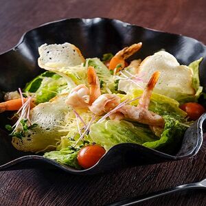 Салат цезарь с креветками