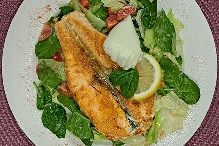 Лосось со шпинатом