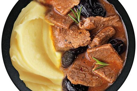 Говядина тушеная с черносливом и картофельным пюре