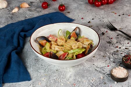 Тёплый салат с морепродуктами