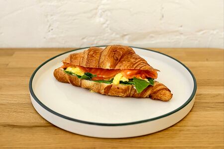 Круассан с лососем и сливочным соусом