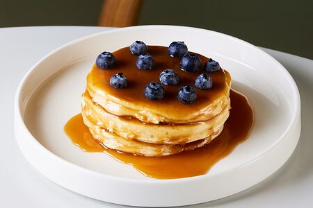 Панкейки с соленой карамелью и голубикой