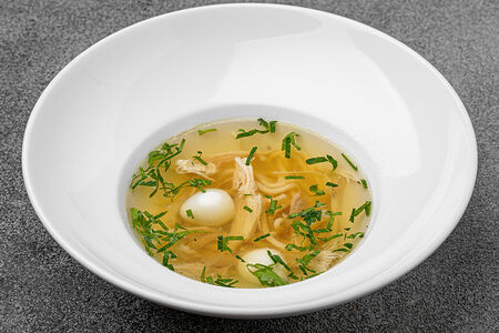 Куриный суп с домашней лапшой и яйцом