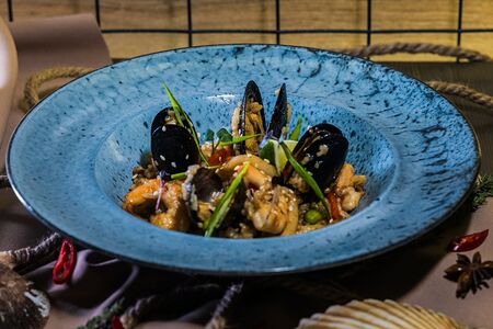 Жареный рис с морепродуктами под перечным соусом