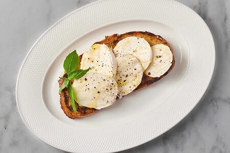 Брускетта с моцареллой