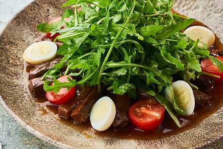 Теплый салат с кониной и телячьим языком