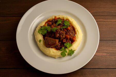 Говядина по-бургундски с картофельным пюре