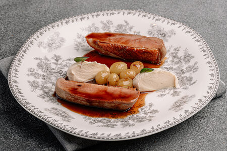 Утиная грудка с пюре из корня сельдерея