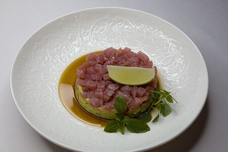 Тартар из тунца, авокадо