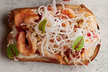 Теплая брускетта с креветками