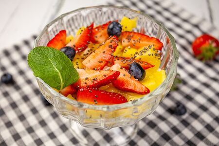 Творожный крем с семенами чиа, манго и клубникой