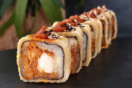 Горячий ролл Том Ям с лососем и креветками