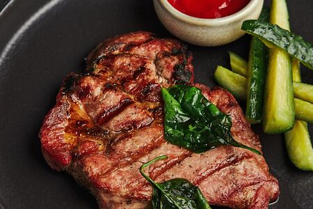 Стейк из cвинoй шеи