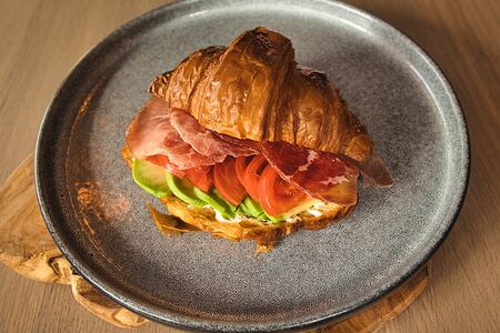 Круассан с брезаолой