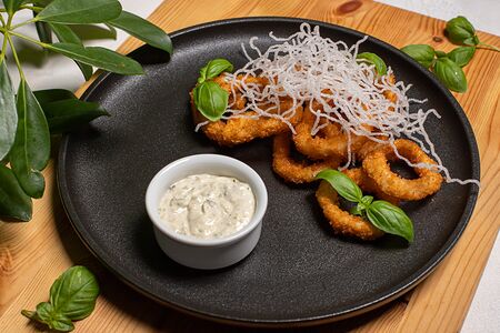 Кольца кальмара с соусом тартар