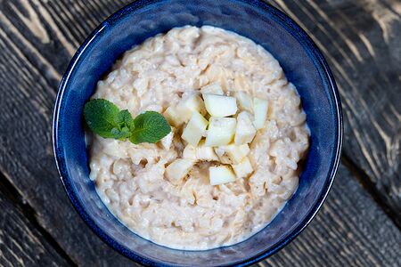 Каша рисовая с арахисовой пастой и бананом