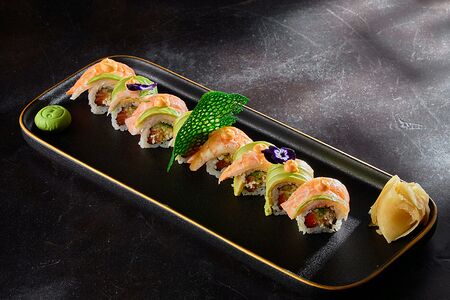 Ролл с лососем и тигровой креветкой