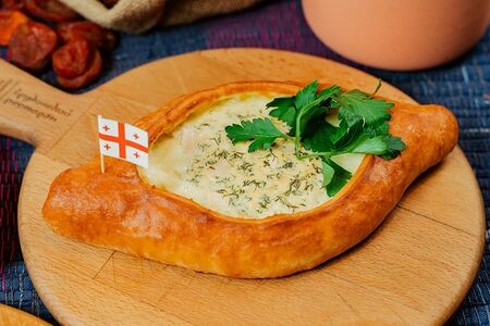 Хачапури-лодочка с курицей и соусом чкмерули