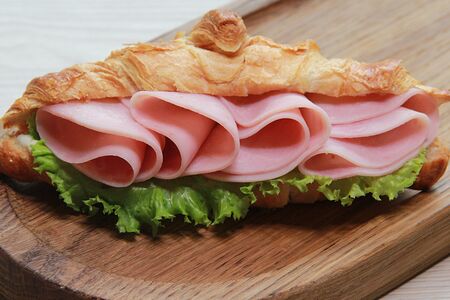 Круассан с ветчиной и сыром