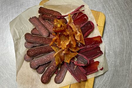 Мясная нарезка из бастурмы и суджука