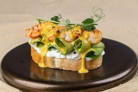 Брускетта с тигровыми креветками